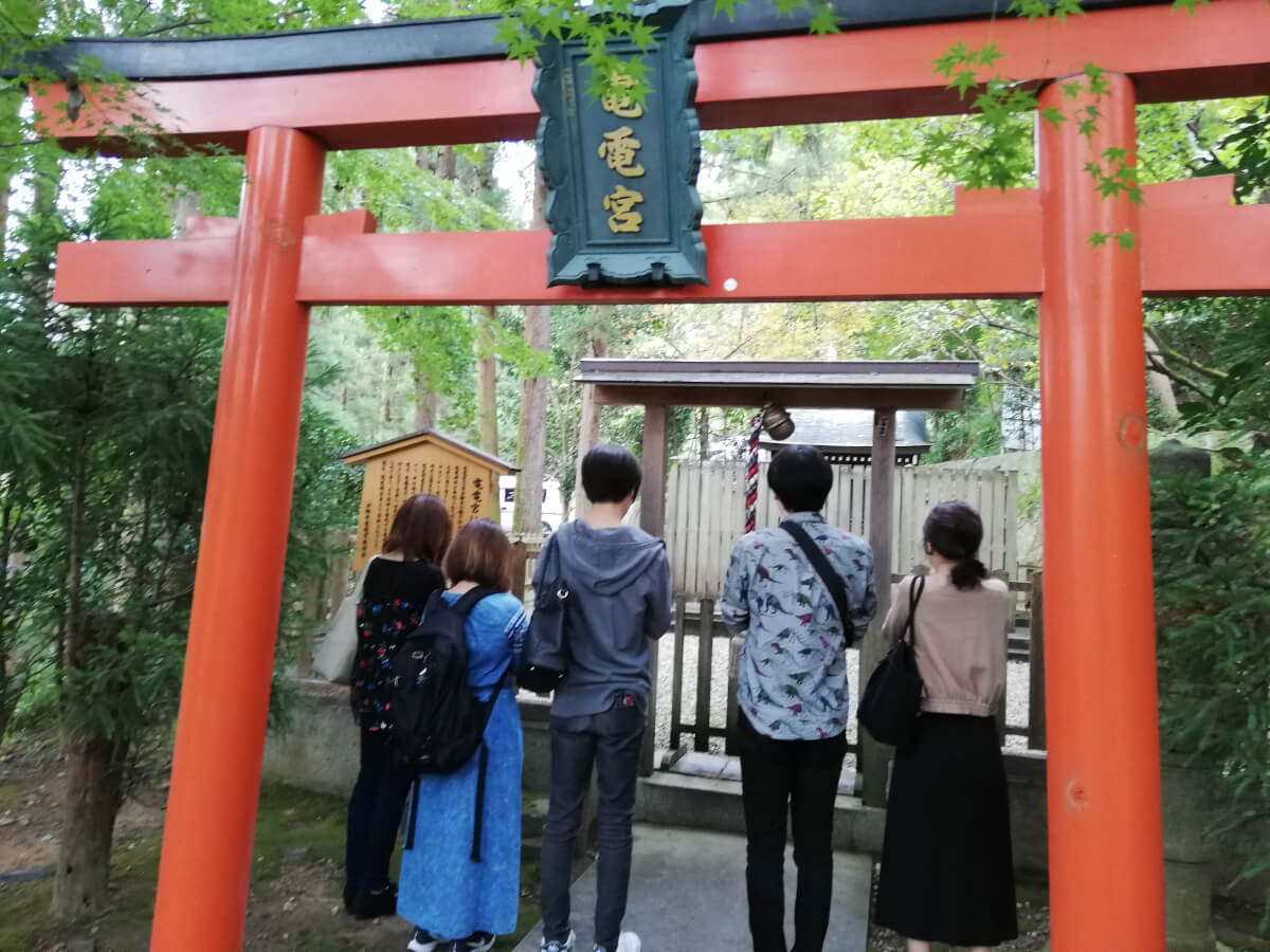 電電宮で祈願する様子