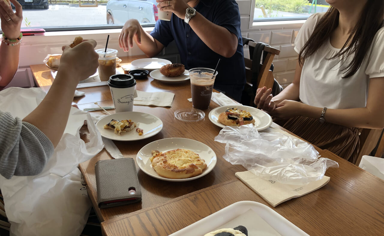 パンを食べる社員たち