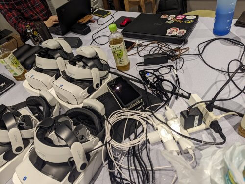 机いっぱいに広がる貸し出し用のXRデバイスとタコ足配線